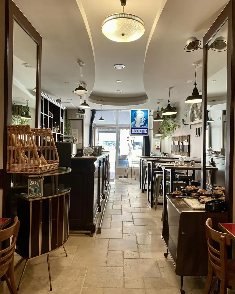 Allée de la salle de Chez Lulu, sol en pierre et déco chinée
