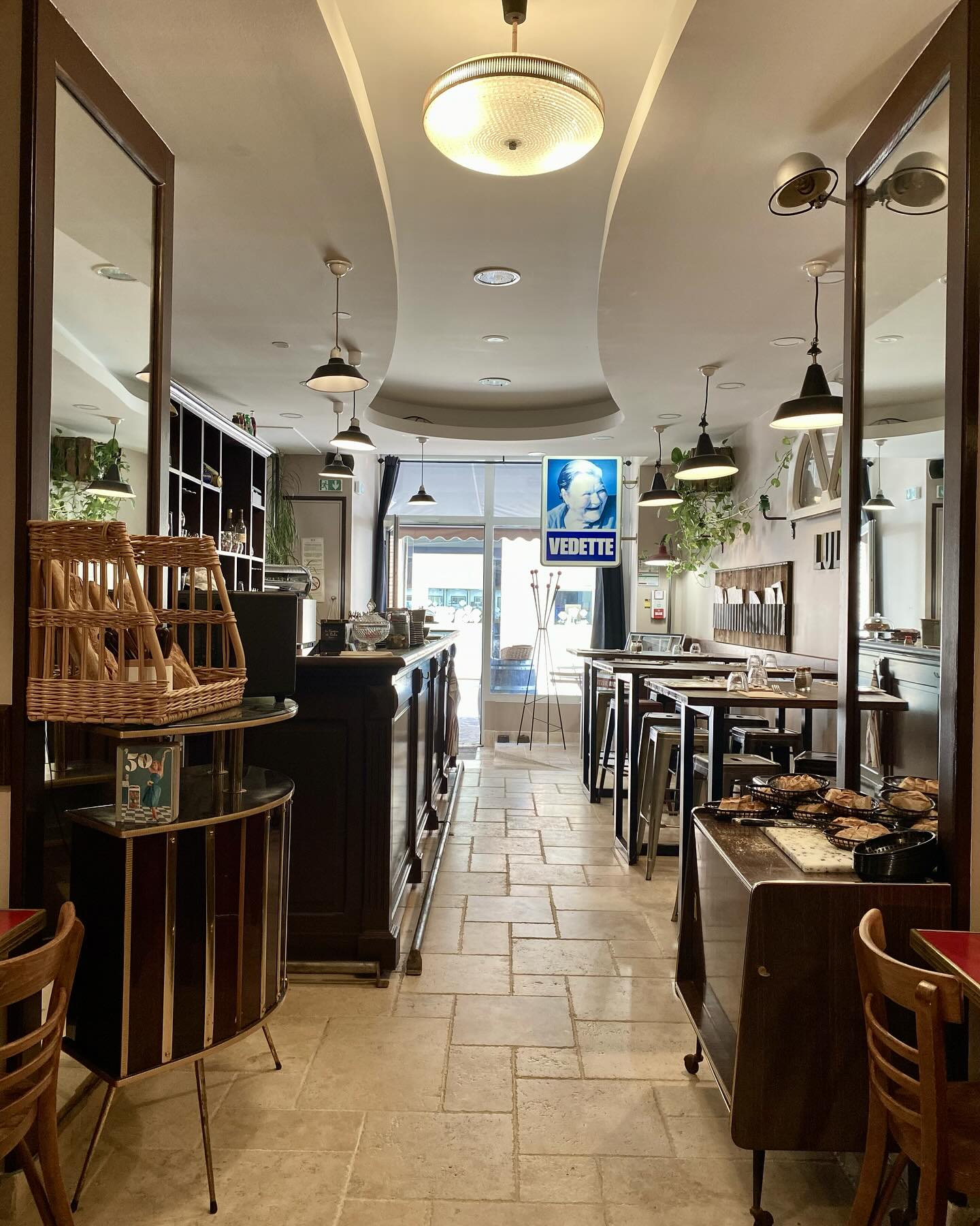 Allée de la salle de Chez Lulu, sol en pierre et déco chinée