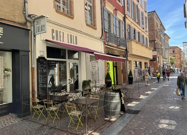La devanture et la terrasse de Chez Lulu dans une rue piétonne de Montauban